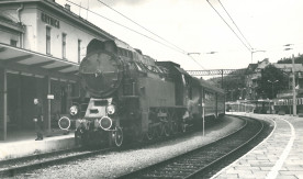 Parowóz OKz32-2 z pociągiem turystycznym na stacji Krynica